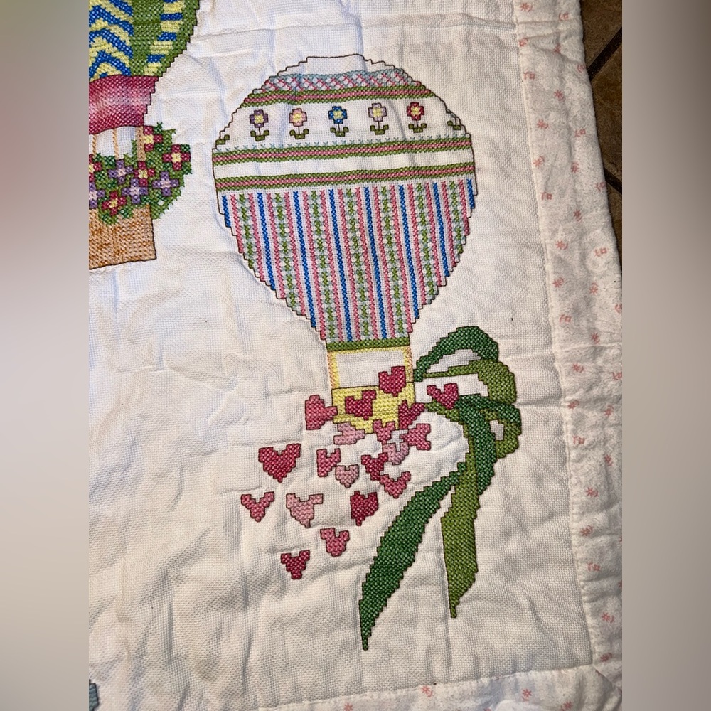 Hot air balloon baby blanket. There are 5 different hot air balloons - beautiful - Picture 4 of 11